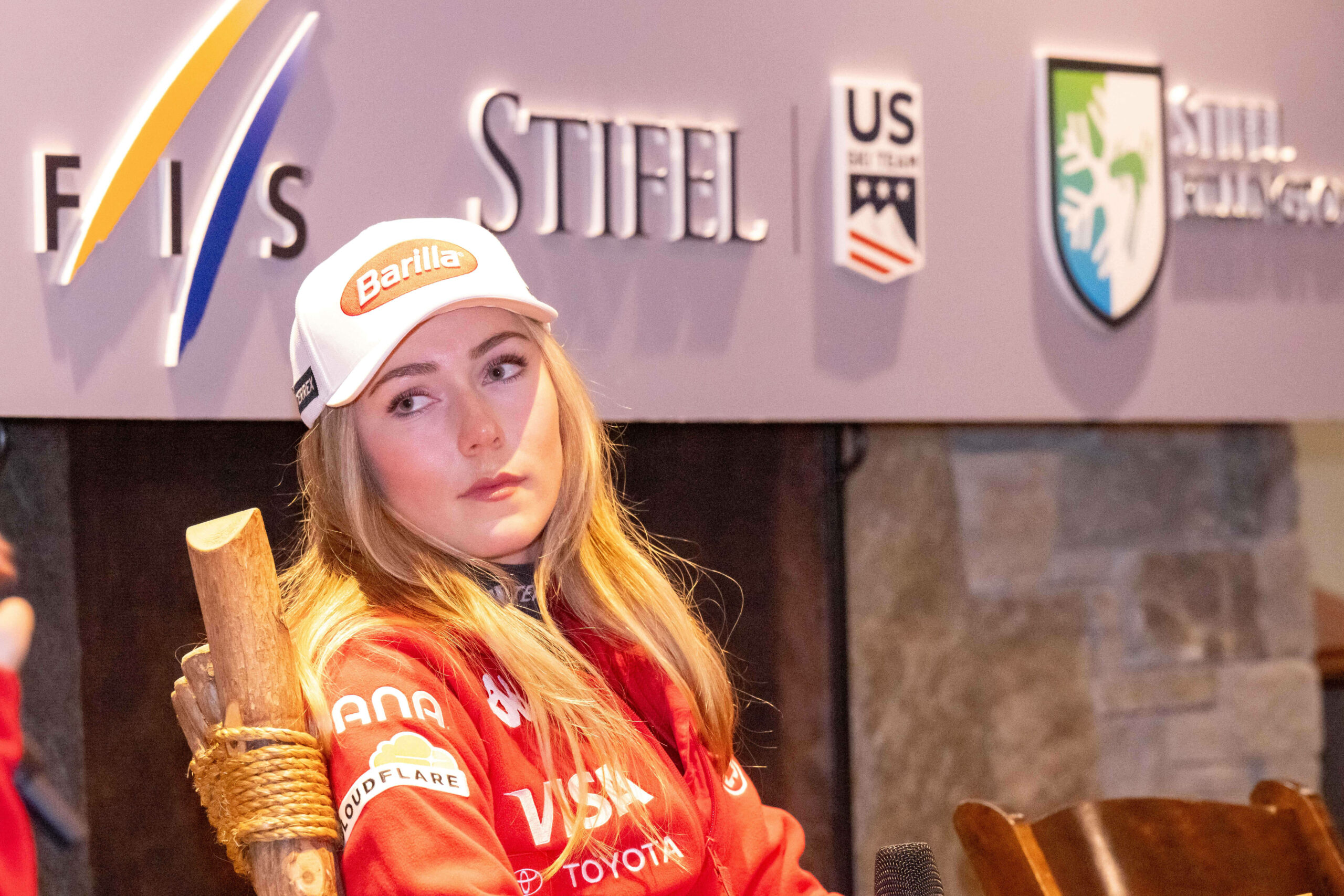 Mikaela Shiffrin mit genervtem Gesichtsausdruck auf einer Pressekonferenz