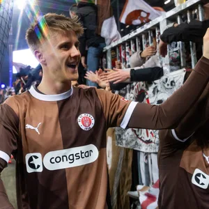 Erik Ahlstrand klatscht mit den Fans ab