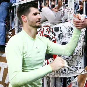 Nikola Vasilj klatscht nach dem Sieg gegen Kiel mit den Fans am Zaun ab.