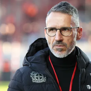 Thomas Eichin in Leverkusen-Jacke