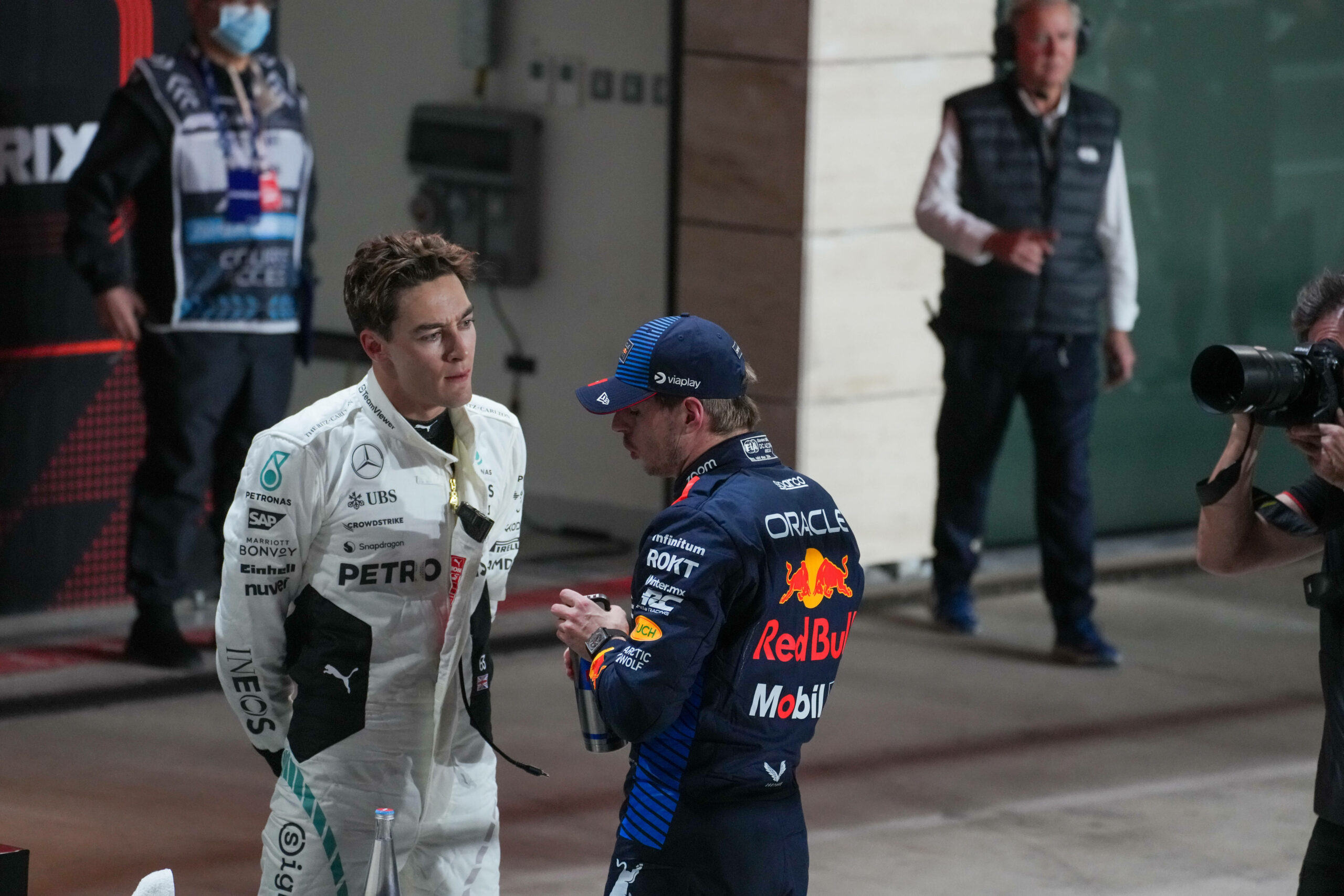 Max Verstappen im Gespräch mit George Russell