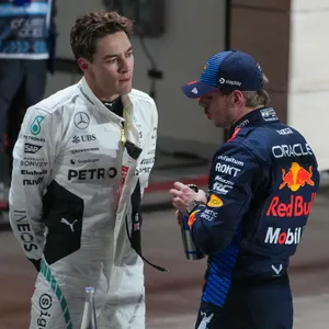 Max Verstappen im Gespräch mit George Russell