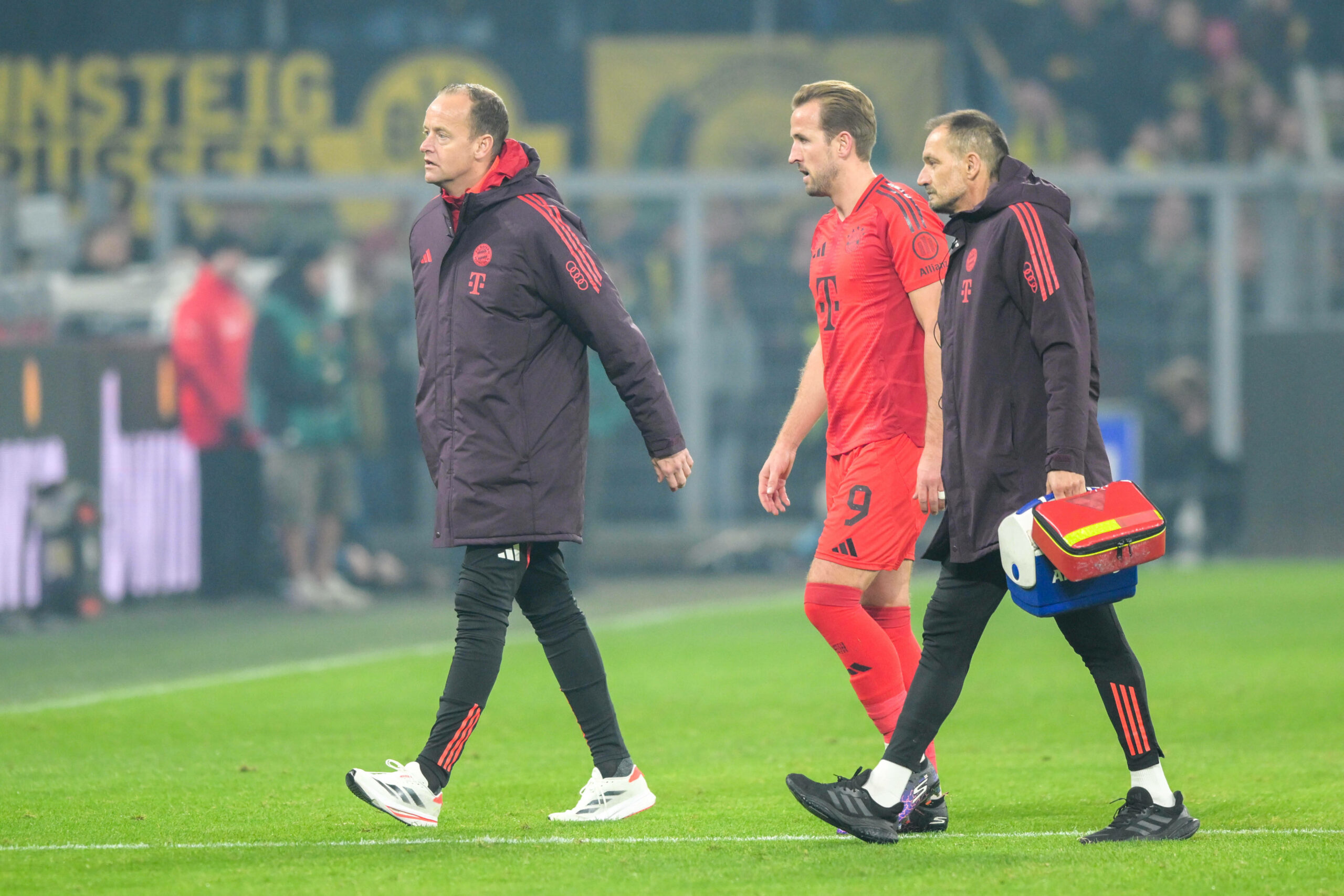 Harry Kane geht mit den Ärzten vom Feld