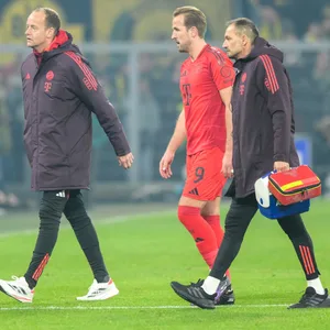 Harry Kane geht mit den Ärzten vom Feld