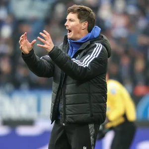 HSV-Trainer Merlin Polzin schreit und hält die Hände nach oben.