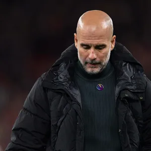 Pep Guardiola guckt auf den Boden