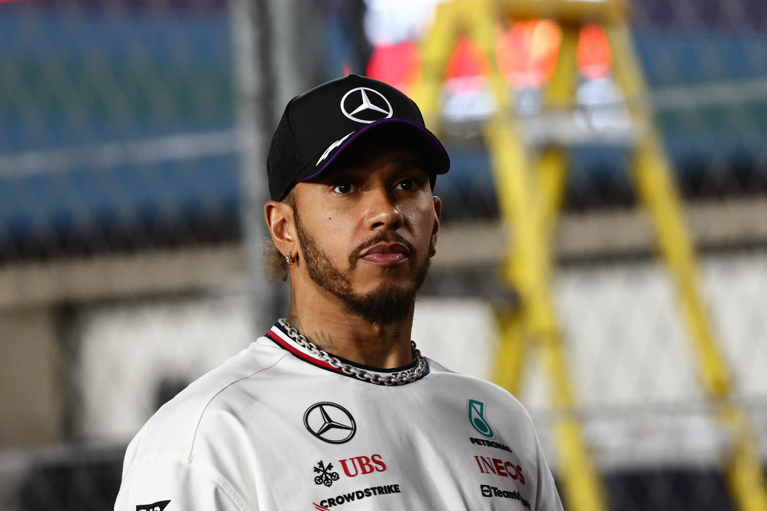 Lewis Hamilton blickt in die Ferne