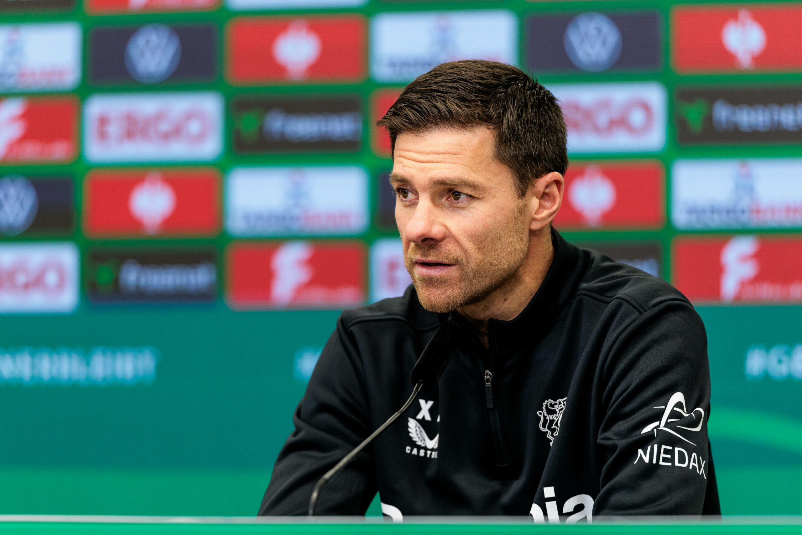 Xabi Alonso bei einer Pressekonferenz