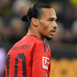 Leroy Sané blickt über seine Schulter.