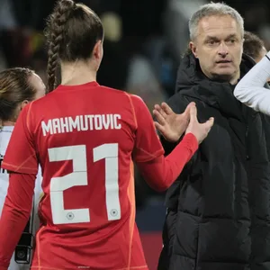 Bundestrainer Christian Wück klatscht Torhüterin Ena Mahmutovic