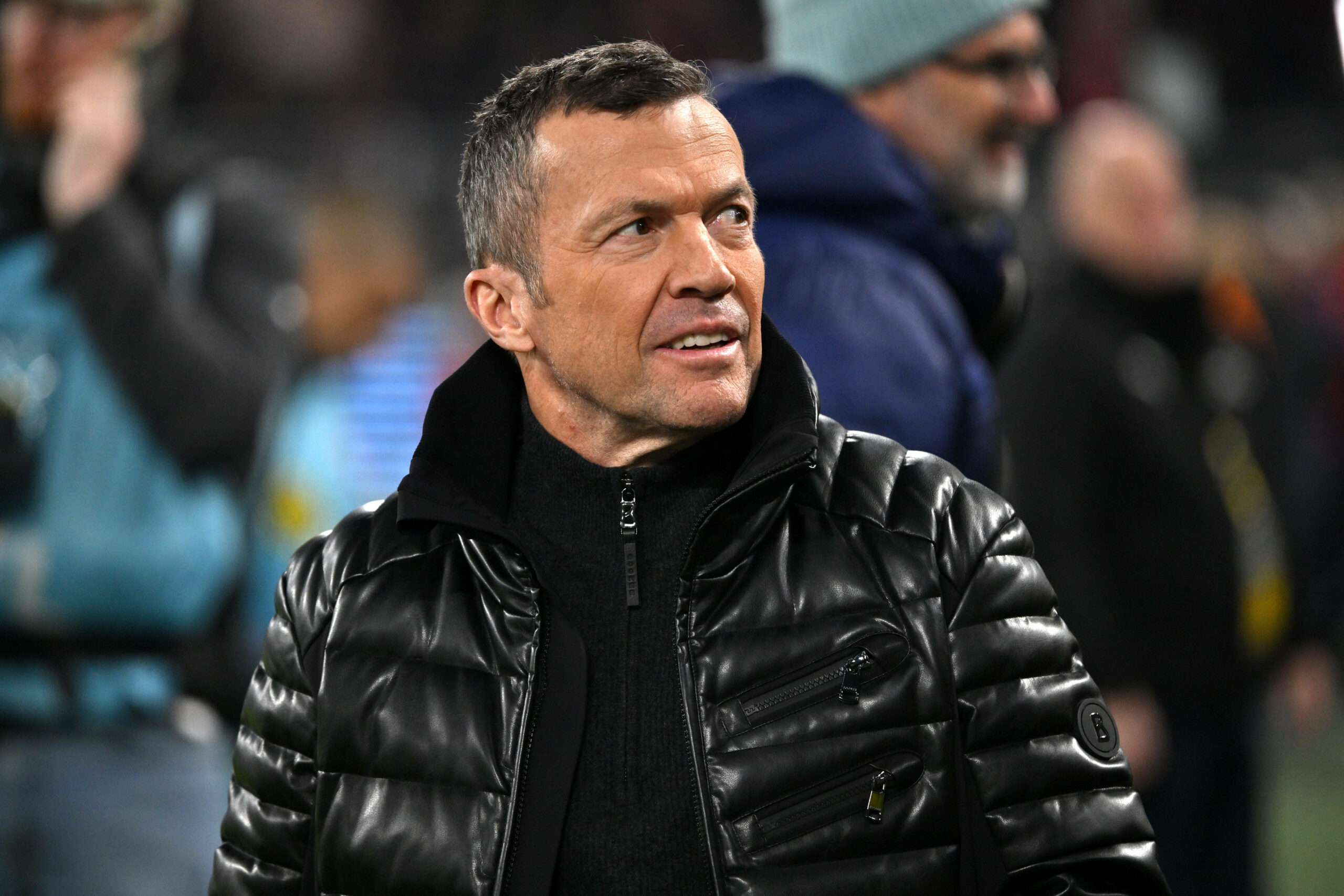 Lothar Matthäus mit dicker Daunenjacke beim Spiel des FC Bayern in Dortmund