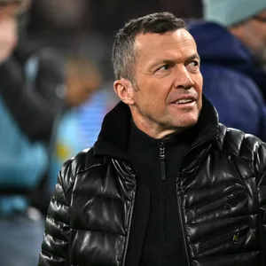 Lothar Matthäus mit dicker Daunenjacke beim Spiel des FC Bayern in Dortmund