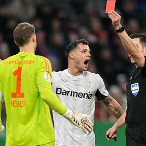 Schiedsrichter Harm Osmers zeigt Manuel Neuer Rot.