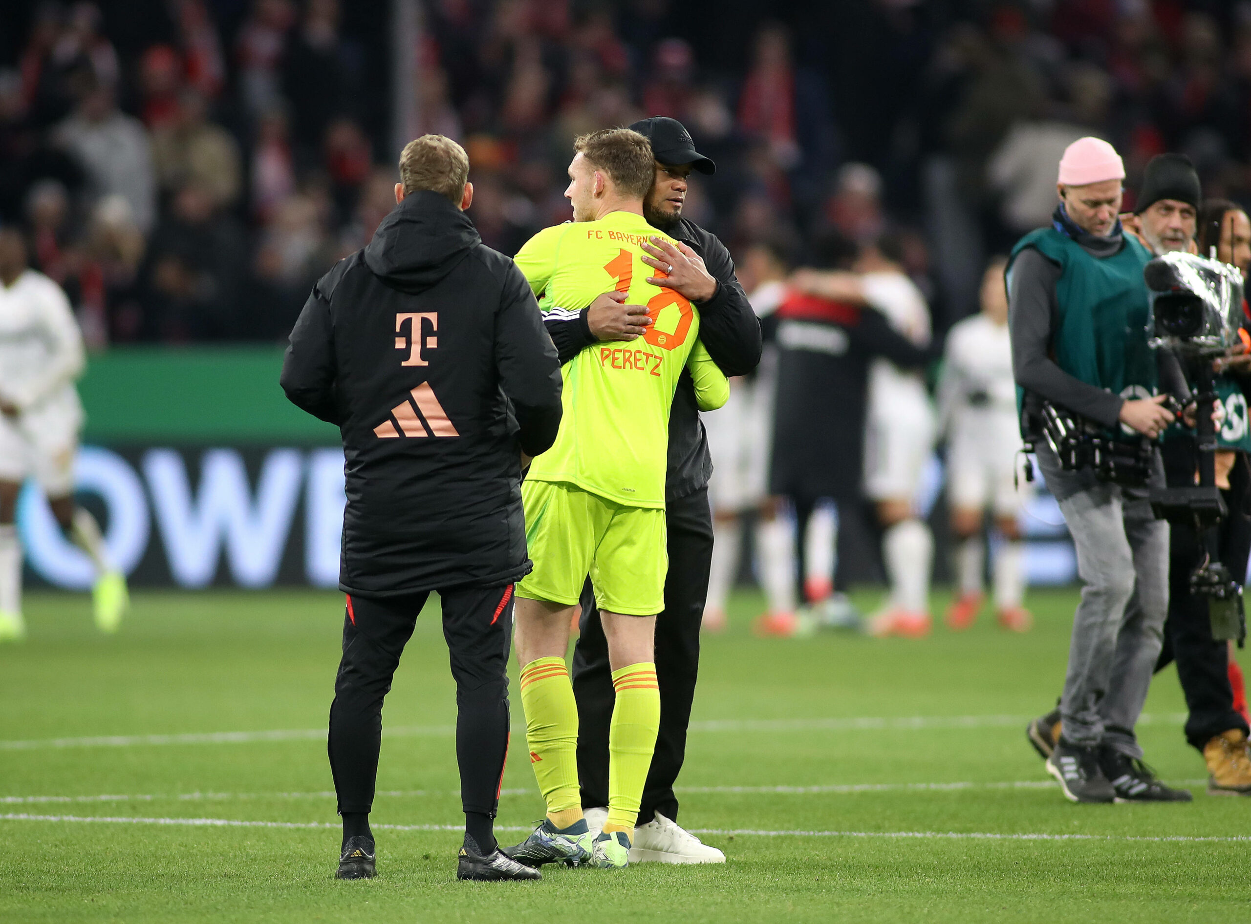 Vincent Kompany und Daniel Peretz umarmen sich