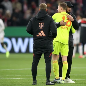 Vincent Kompany und Daniel Peretz umarmen sich