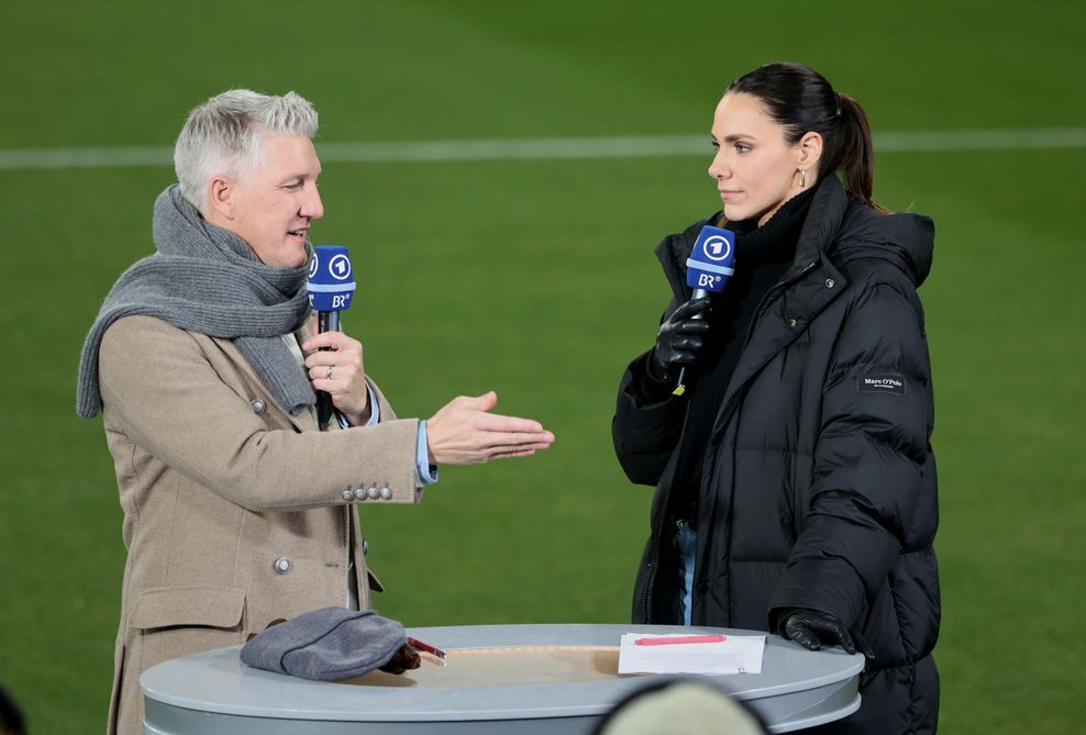 ARD-Moderatorin Esther Sedlaczek am Spielfeldrand im Gespräch mit Bastian Schweinsteiger