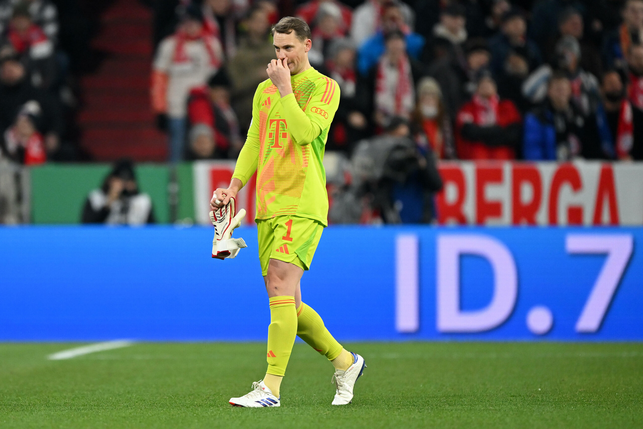 Manuel Neuer greift sich an die Nase.