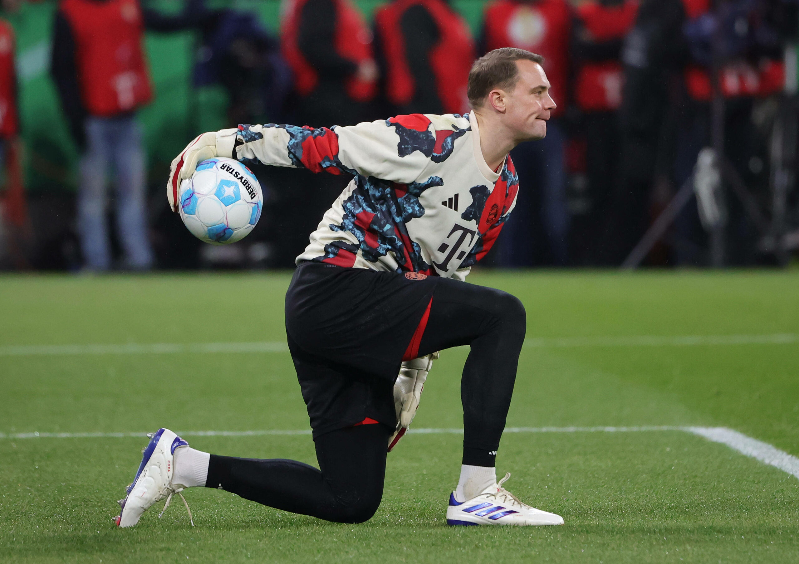 Manuel Neuer macht sich warm