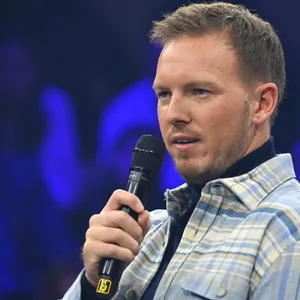 Bundestrainer Julian Nagelsmann spricht bei der Internationalen Sportartikelmesse in das Mikrofon.
