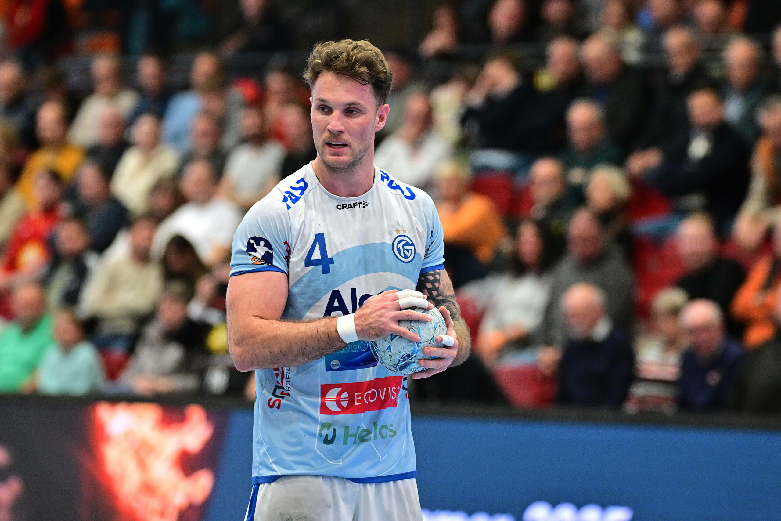 Nils Kretschmer hält einen Handball in der Hand.