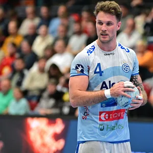 Nils Kretschmer hält einen Handball in der Hand.