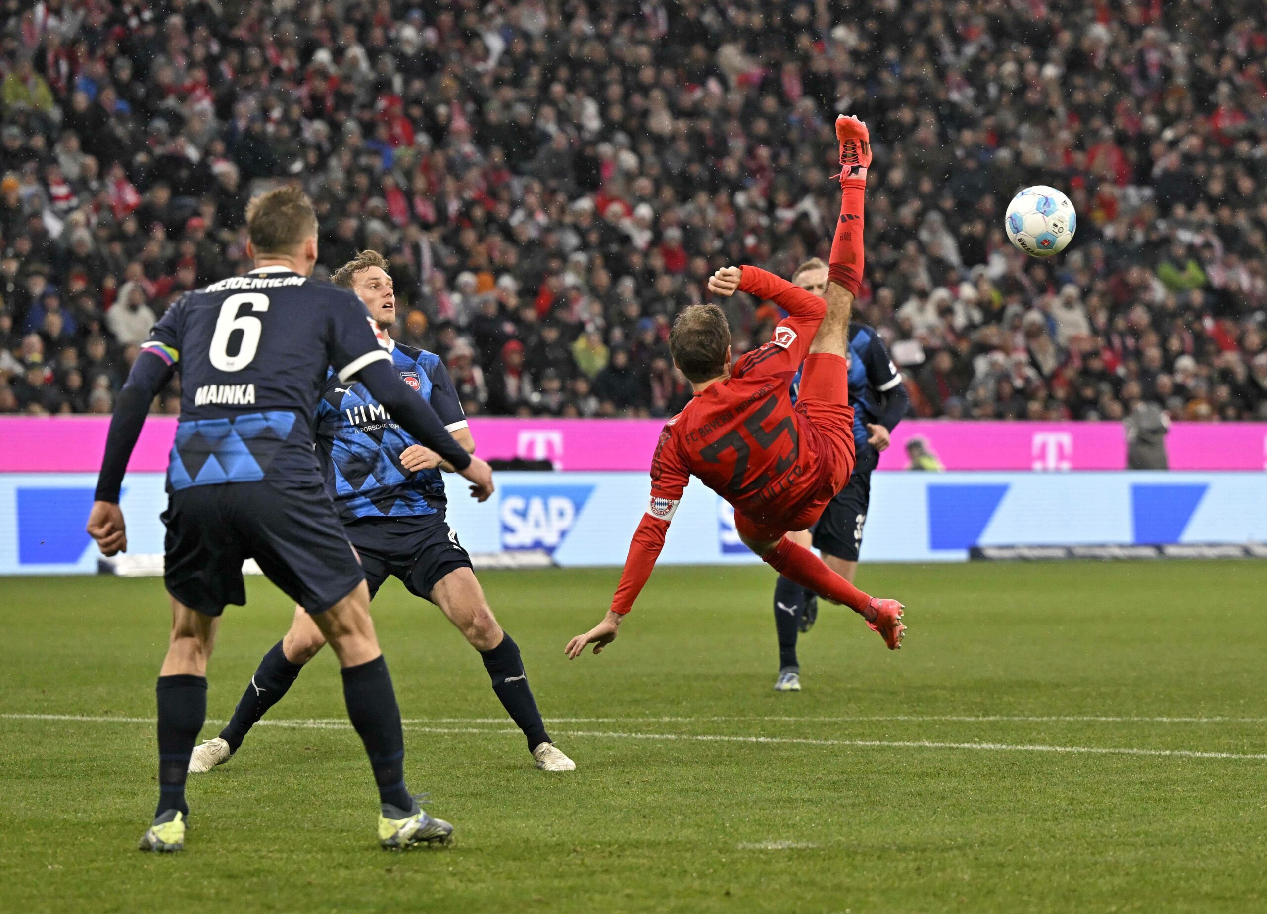 Thomas Müller beim Fallrückzieher gegen Heidenheim