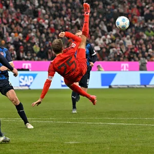 Thomas Müller beim Fallrückzieher gegen Heidenheim