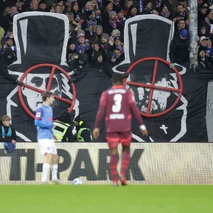 Kieler Fans protestieren gegen das Modell RB Leipzig mit Jürgen Klopp