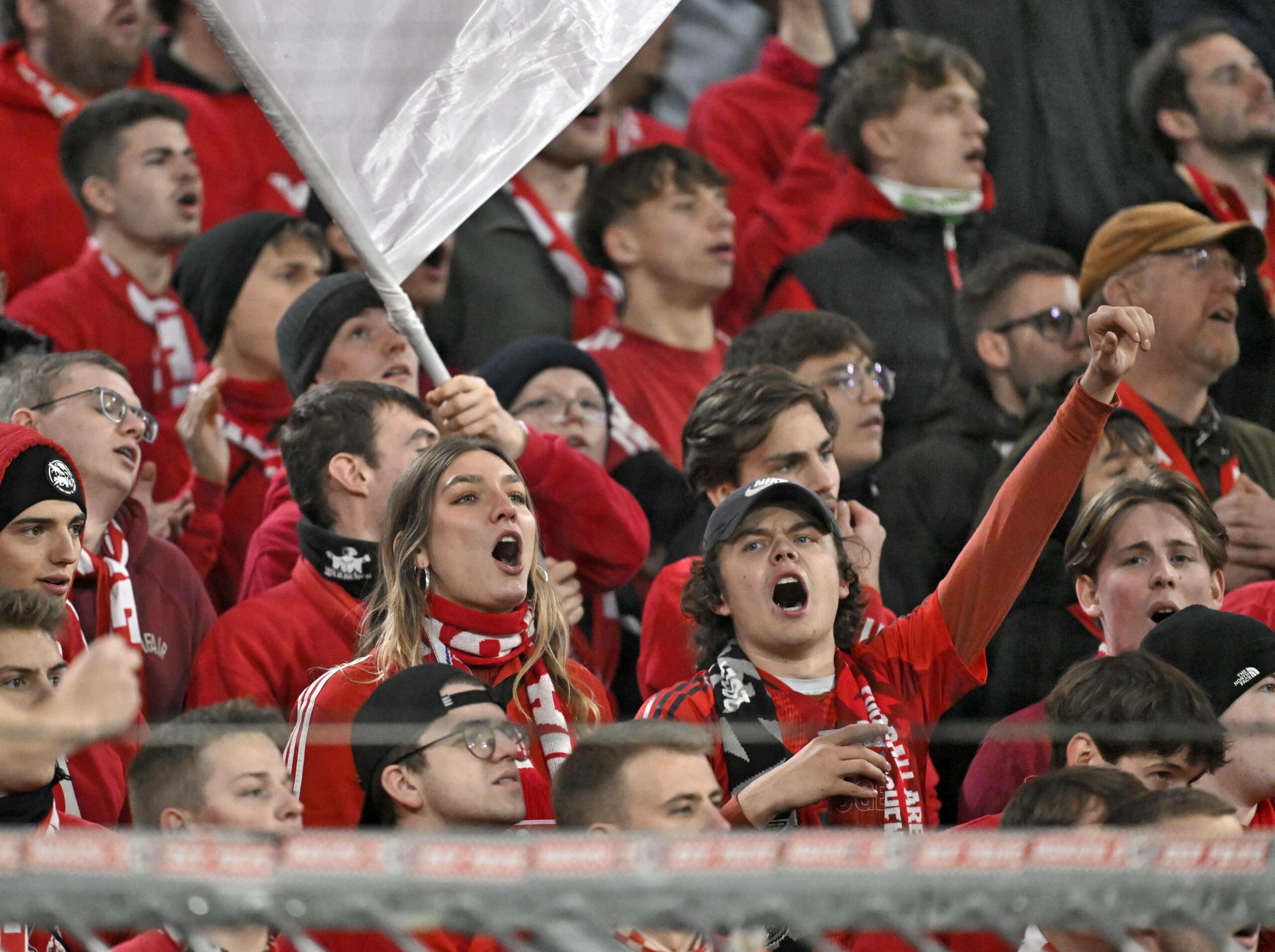 Fans des FC Bayern München singen im Stadion