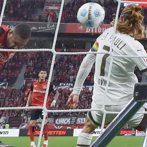 Jonathan Tah erzielt ein Tor gegen St. Pauli