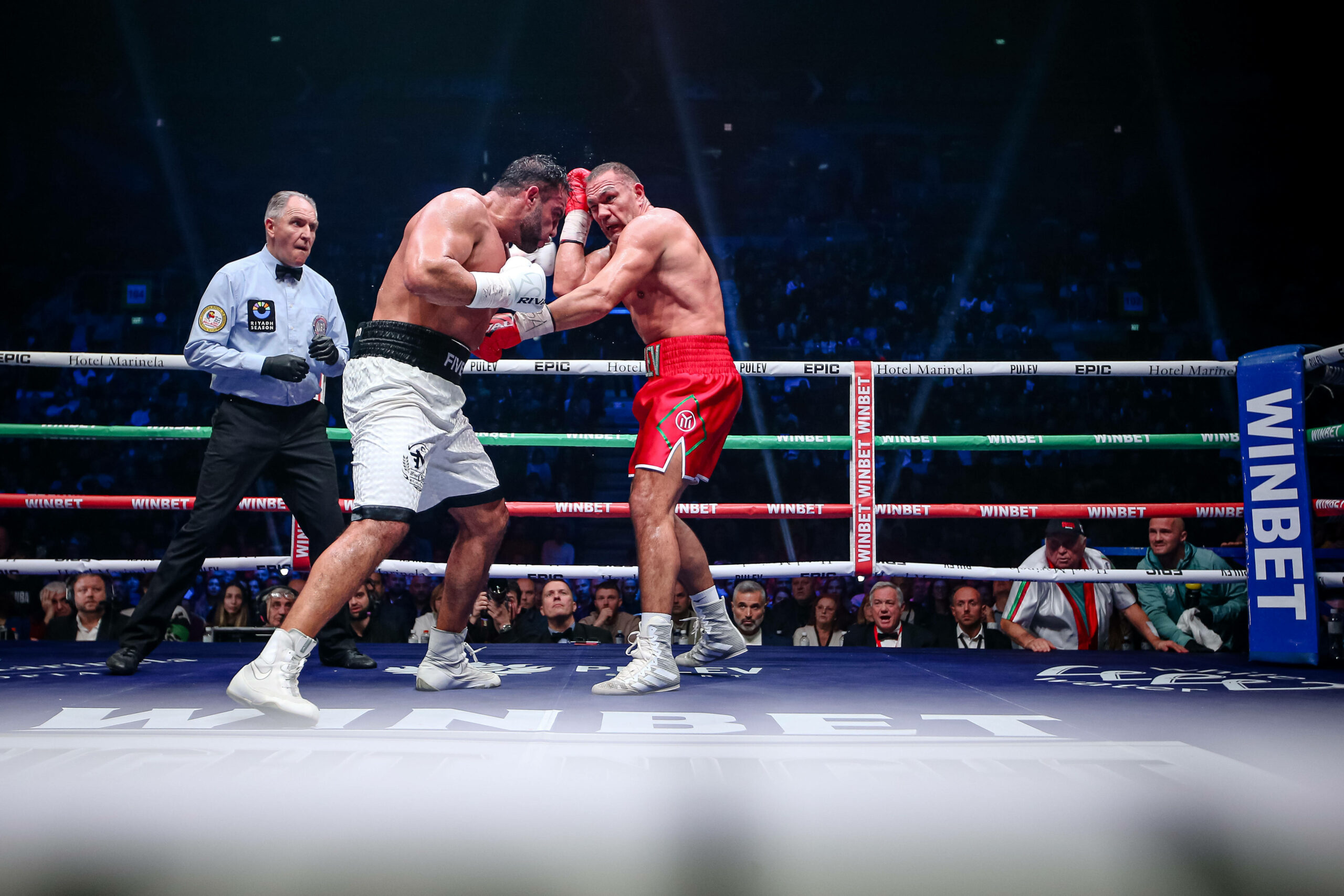 Mahmoud Charr und Kubrat Pulev kämpfen im Ring miteinander.