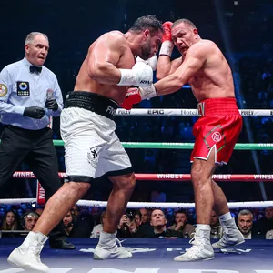 Mahmoud Charr und Kubrat Pulev kämpfen im Ring miteinander.