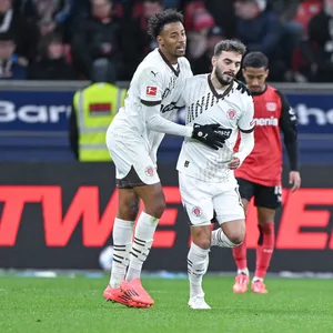 Morgan Guilavogui und Danel Sinani nach dem Tor in Leverkusen