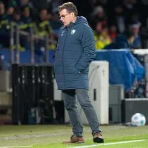 Dieter Hecking guckt enttäuscht auf den Boden.