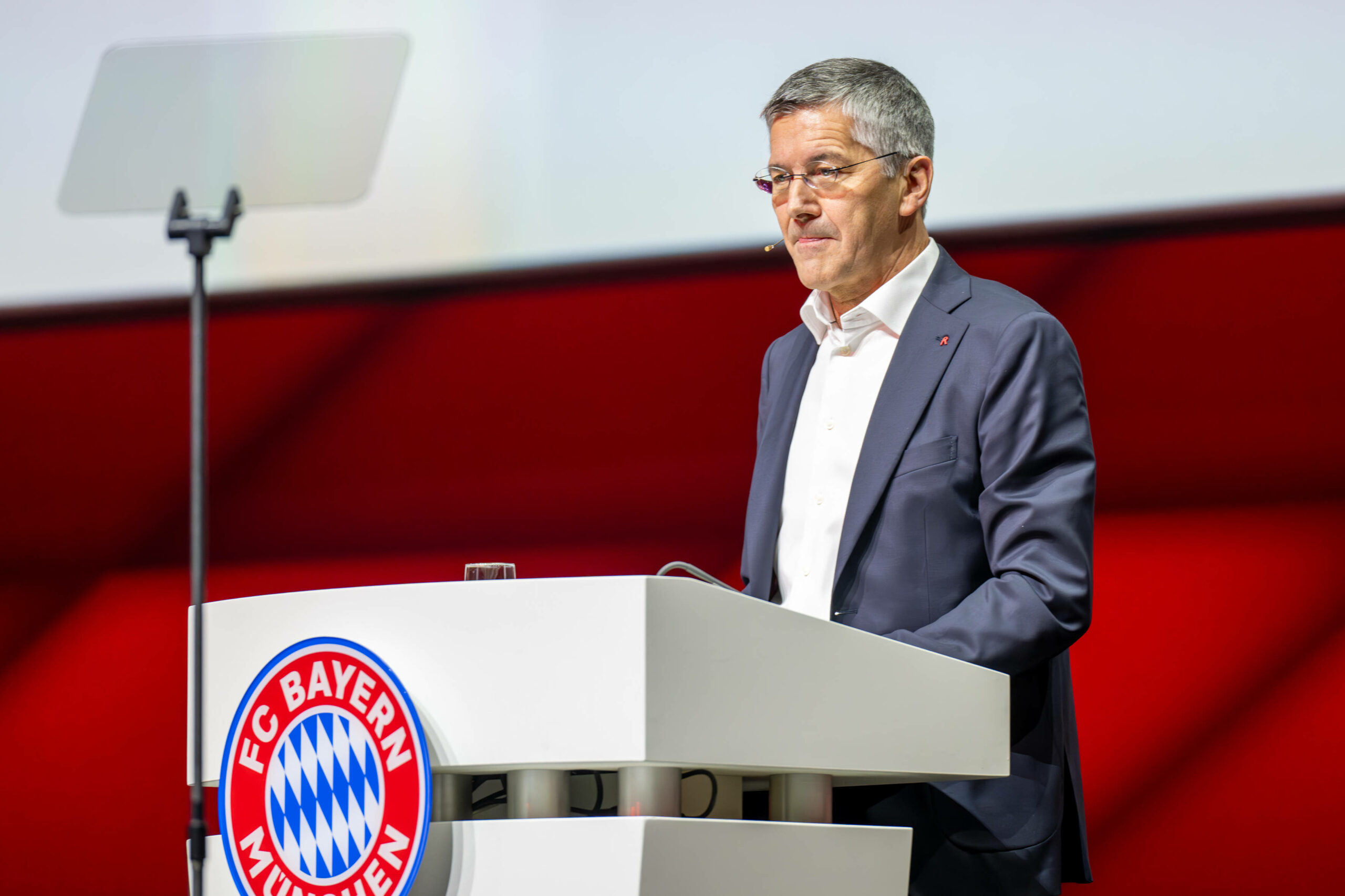 Herbert Hainer steht am Redepult des FC Bayern.