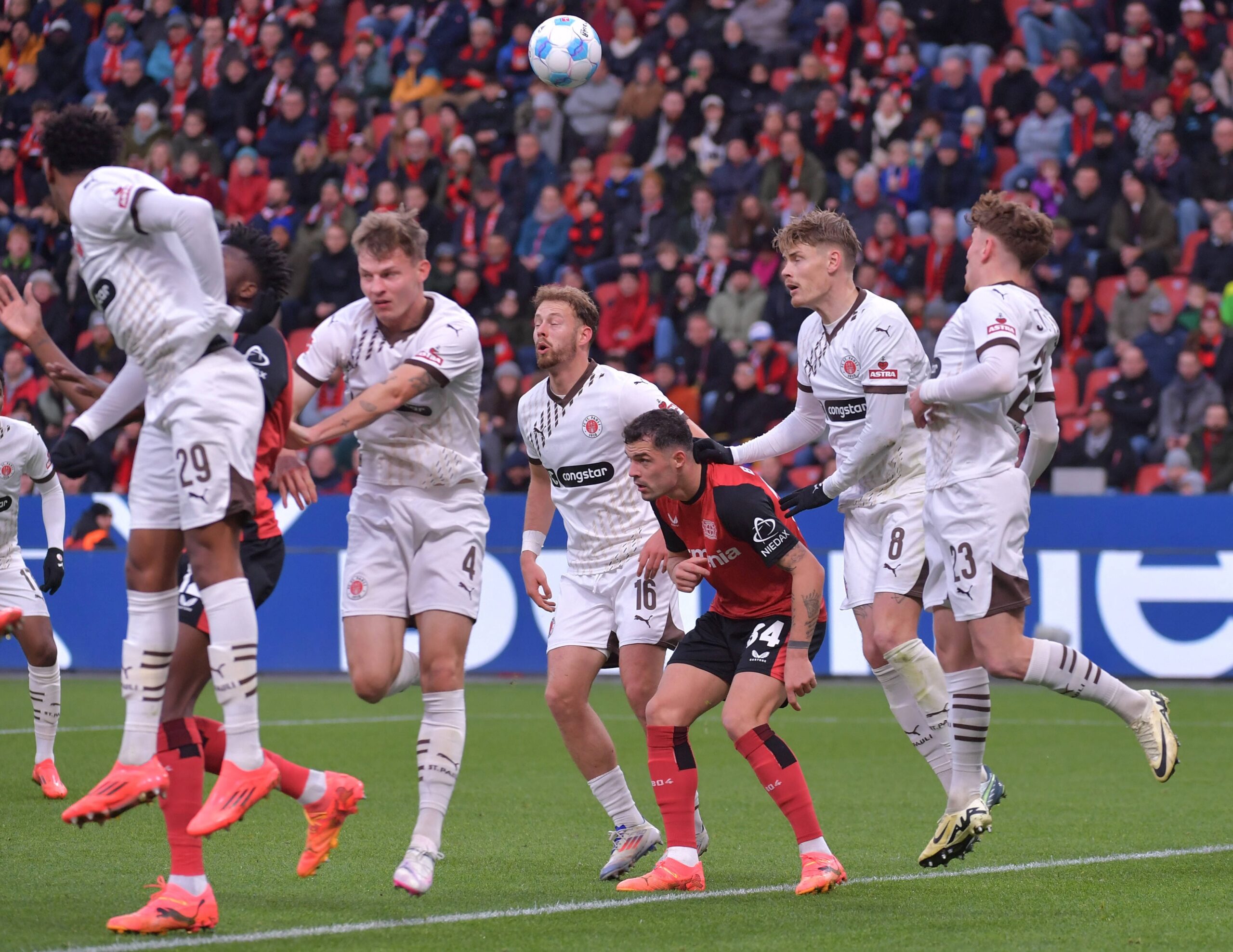 Morgan Guilavogui, David Nemeth, Carlo Boukhalfa, Eric Smith und Philipp Treu in Leverkusen