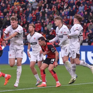Morgan Guilavogui, David Nemeth, Carlo Boukhalfa, Eric Smith und Philipp Treu in Leverkusen