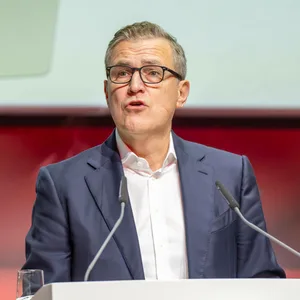 Jan-Christian Dreesen, Vorstandsvorsitzender des FC Bayern München, spricht auf der Jahreshauptversammlung vom Podium aus zu den Mitgliedern