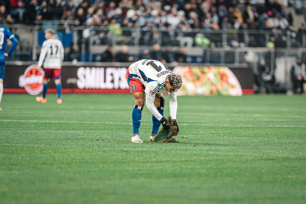 Ransford Königsdörffer repariert den Rasen im Volksparkstadion