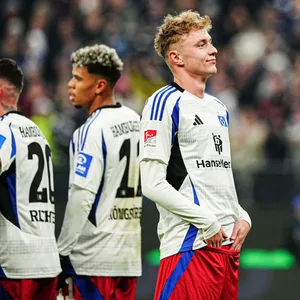 Adam Karabec jubelt mit seinen Händen an der Hose