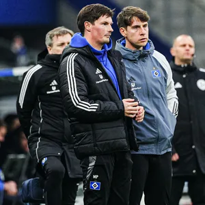 Merlin Polzin und Loic Favé beraten sich an der Seitenlinie