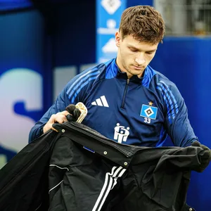 Noah Katterbach zieht eine Jacke an