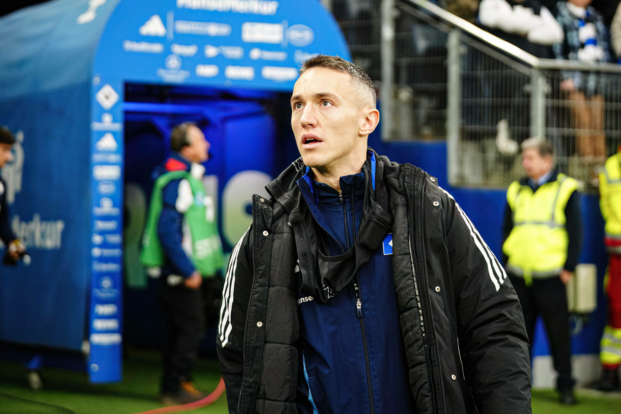 Silvan Hefti guckt auf dem Weg zur HSV-Bank durch das Volksparkstadion