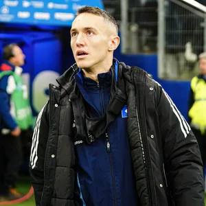 Silvan Hefti guckt auf dem Weg zur HSV-Bank durch das Volksparkstadion
