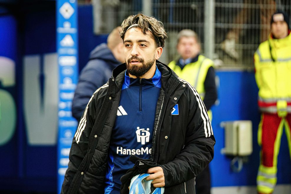 Immanuel Pherai trägt seine Fußballschuhe in der Hand.