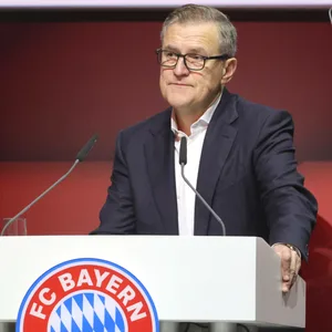 Jan-Christian Dreesen auf der Jahreshauptversammlung des FC Bayern am Pult