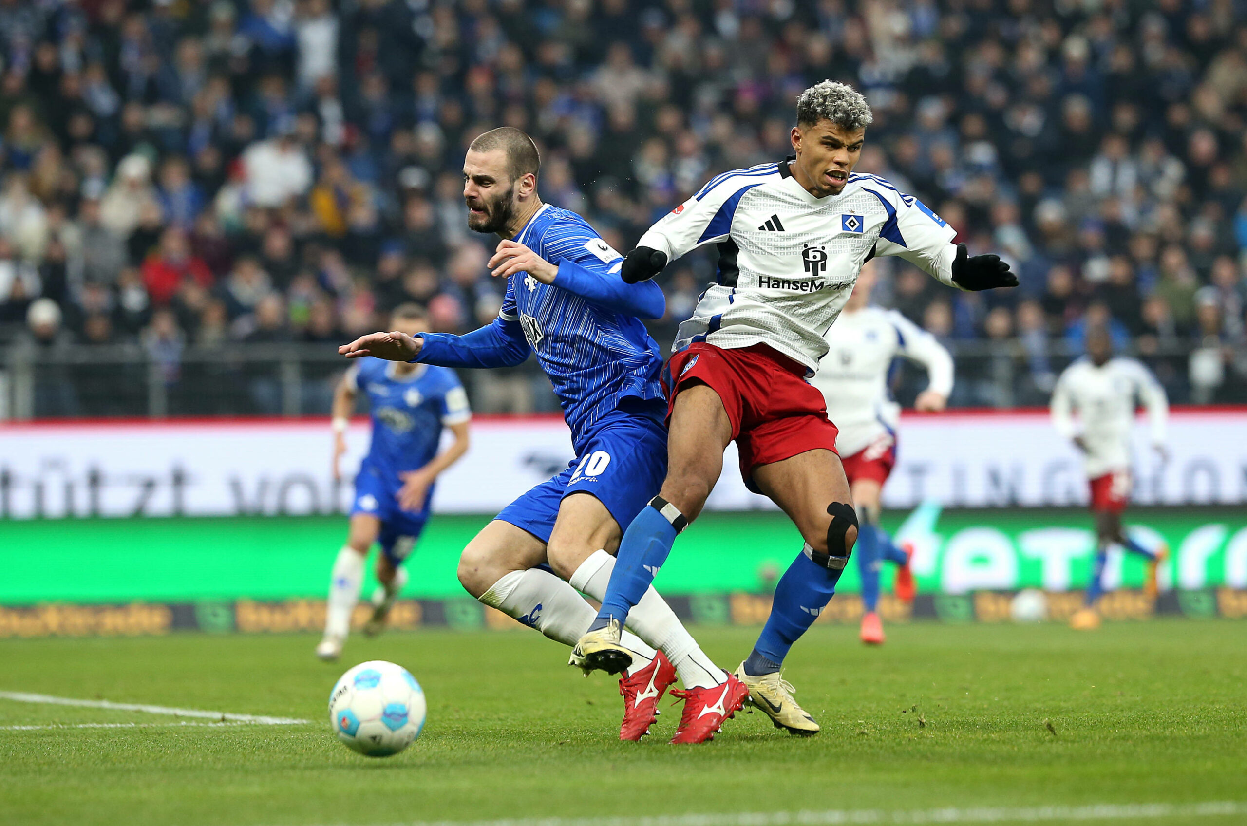 HSV-Stürmer Ransford Königsdörffer im Zweikampf mit Darmstadt-Verteidiger Aleksandar Vukotic