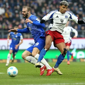 HSV-Stürmer Ransford Königsdörffer im Zweikampf mit Darmstadt-Verteidiger Aleksandar Vukotic