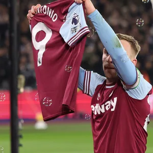Jarrod Bowen zeigt beim das Trikot von Michail Antonio