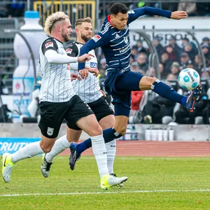 Davie Selke versucht, sich gegen den Ulmer Philipp Strompf durchzusetzen.